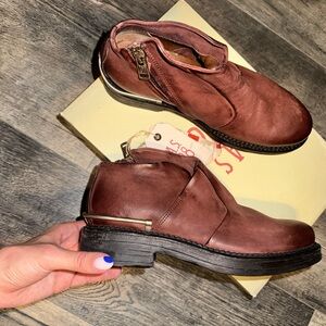 A.S.98 NWT BAYES BOOTS WINE COLOR